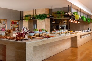 Desayuno completo diario (AZN 31.50 por persona)