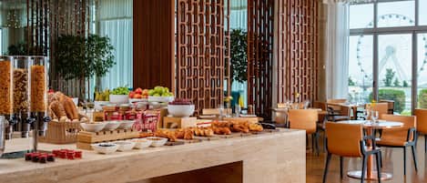 Komplett frukost varje dag (AZN 31.50 per person)