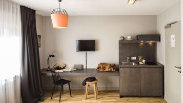 Kühlschrank, Mikrowelle, Herdplatte, Wasserkocher mit Kaffee-/Teezubehör