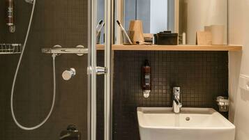 Regadera, amenidades de baño gratuitas, secadora de cabello, toallas