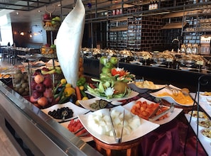 Sarapan penuh setiap hari (BHD 04 seorang) 