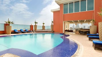 Innenpool, AuĂenpool (je nach Saison geöffnet)