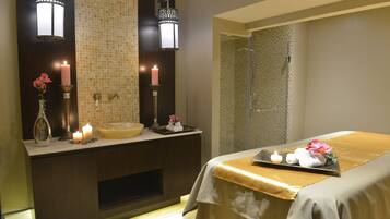 Un baño moderno con un lavamanos grande, dos luces empotradas en la pared, un espejo y una zona de ducha.