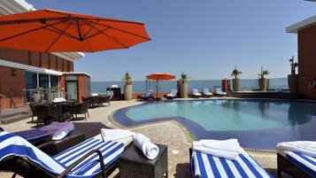 Piscine couverte, piscine extérieure (ouverte en saison)