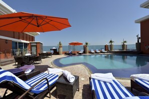 Piscine couverte, piscine extérieure (ouverte en saison)