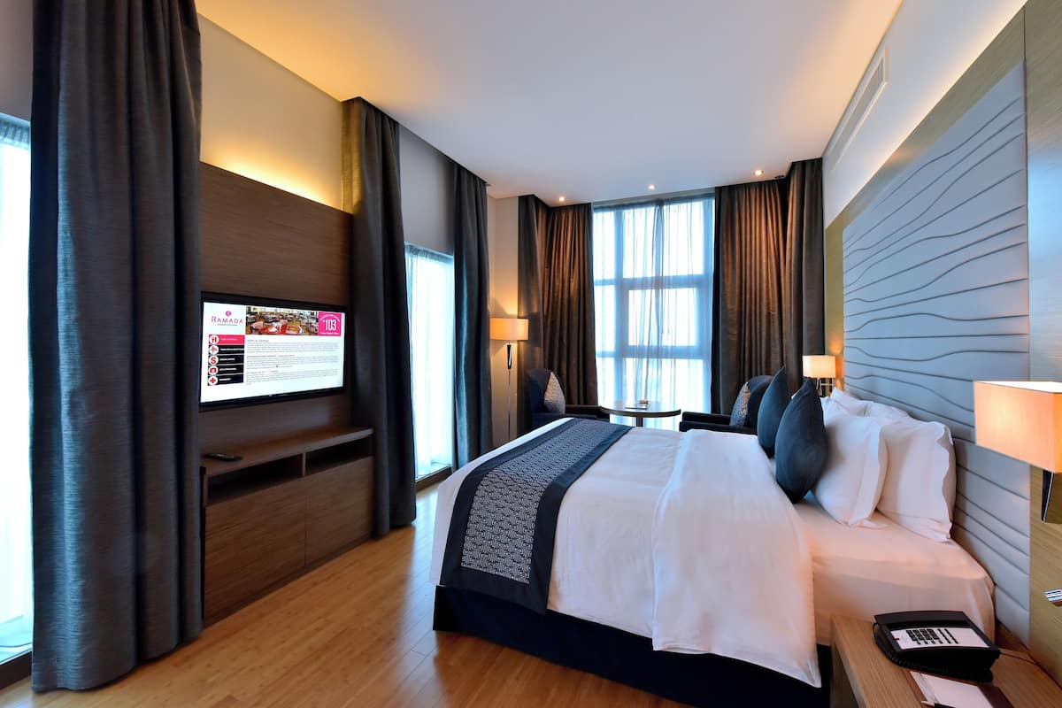 Een minibar, een kluis op de kamer, een bureau, een laptopwerkplek