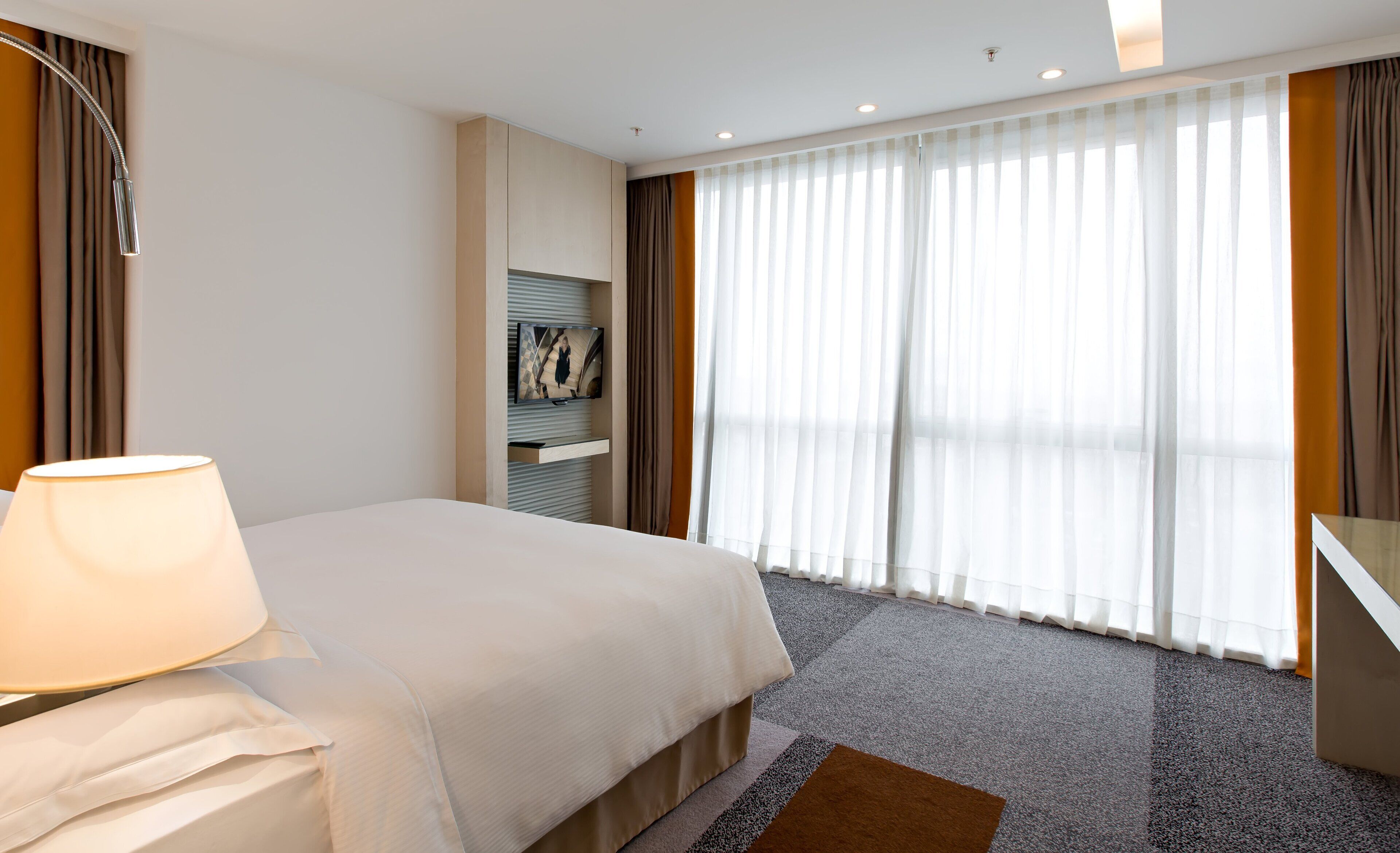 スイート 1 ベッドルーム シービュー | ミニバー、セーフティボックス (室内)、デスク、ノートパソコン用作業スペース