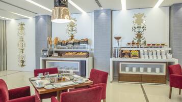 Päivittäinen buffetaamiainen (20 EUR per henkilö)