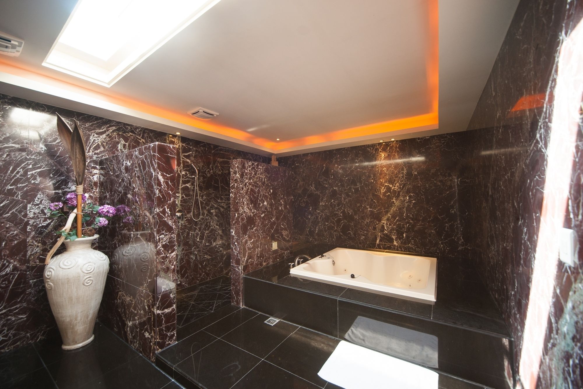 business double room | bathroom | separate bathtub and shower, free toiletries, hair dryer, slippers
