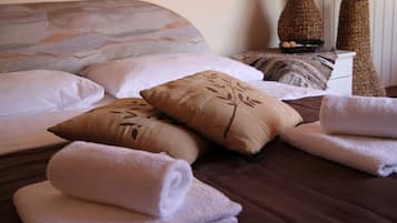 Standard Double Room | Desk, cribs/infant beds