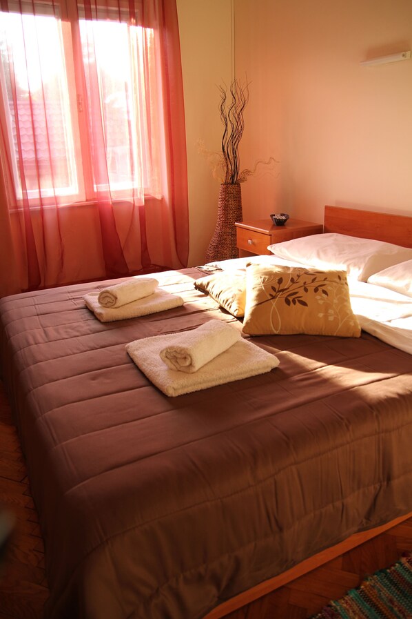 Desk, cots/infant beds