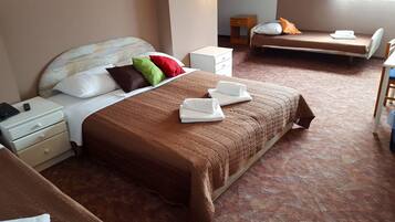 Standard Quadruple Room | Meja, katil bayi/kot (surcaj)