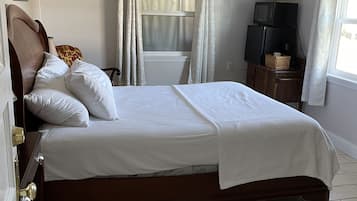 Queen Room, Lake View | Iron/ironing board, free WiFi, bed sheets