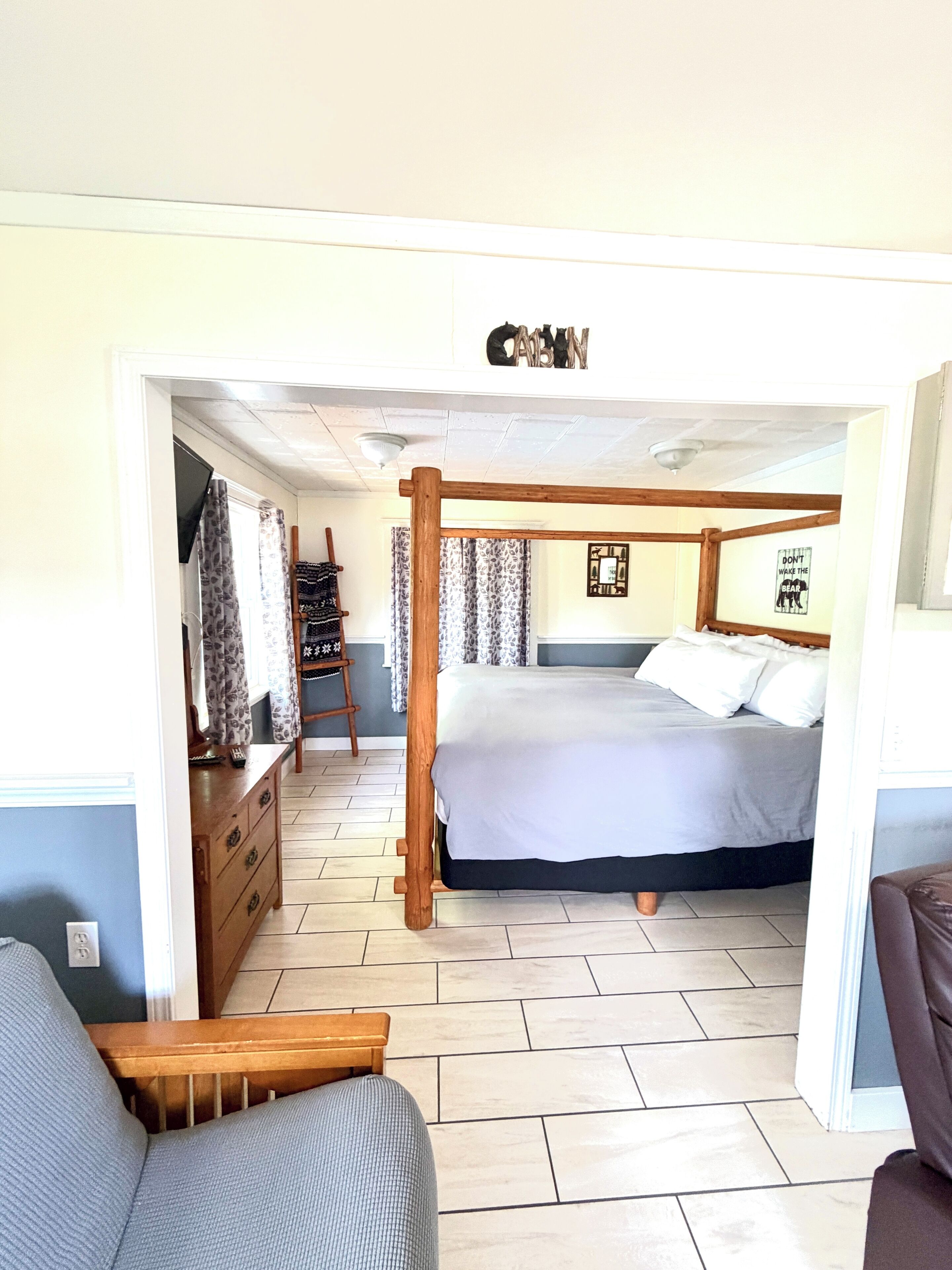 Suite, 1 habitación, vista al lago | Tabla de planchar con plancha, wifi gratis y ropa de cama 