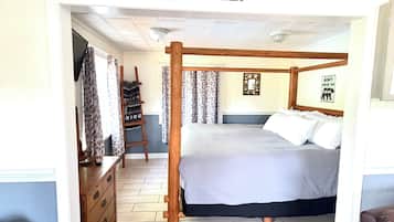 Suite, 1 habitación, vista al lago | Tabla de planchar con plancha, wifi gratis y ropa de cama