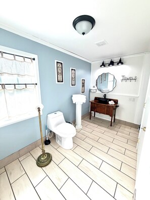 King Room, Lake View | Bathroom | Free toiletries, hair dryer, towels - Foster Lake Inn (Sweet Home)