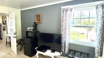 Suite, 1 habitación, vista al lago | Tabla de planchar con plancha, wifi gratis y ropa de cama