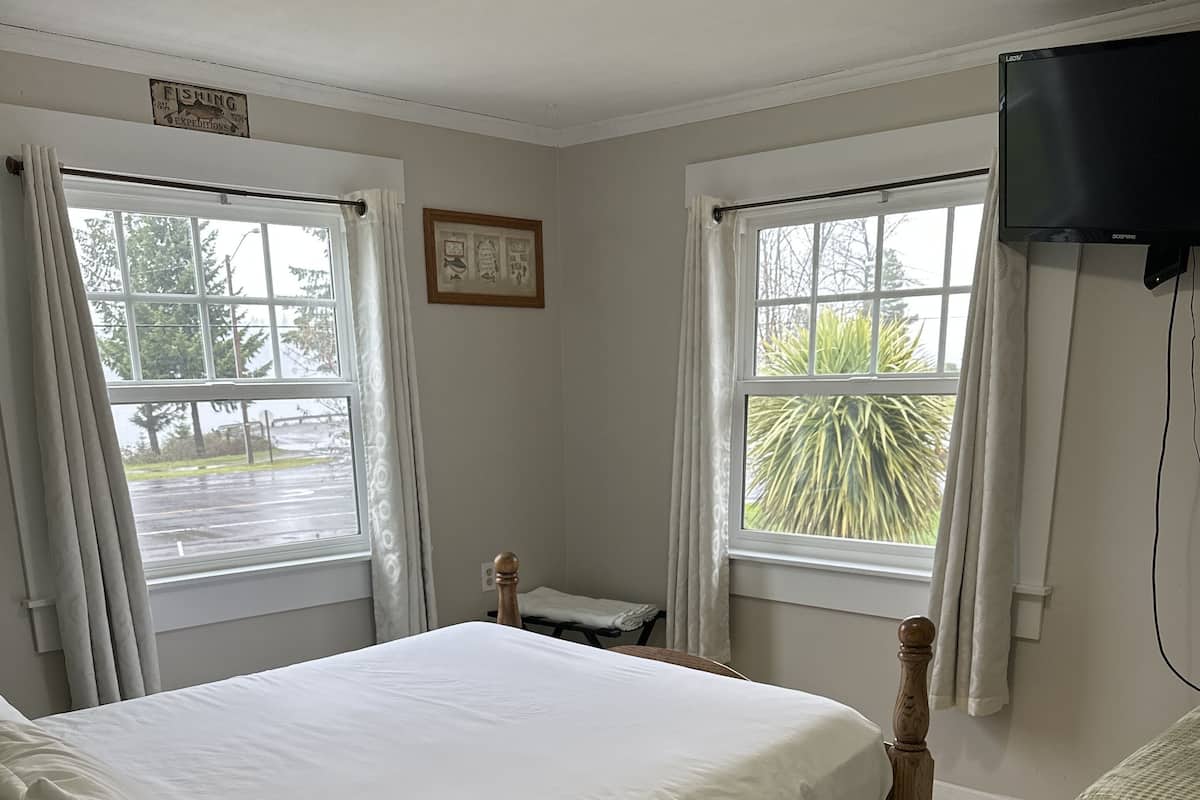 Quarto casal, 2 quartos, vista para o lago | Ferros/tábuas de passar roupa, Wi-Fi de cortesia, roupa de cama