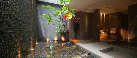 高級寢具、羽絨被、迷你吧贈品、摺床/加床 (收費)