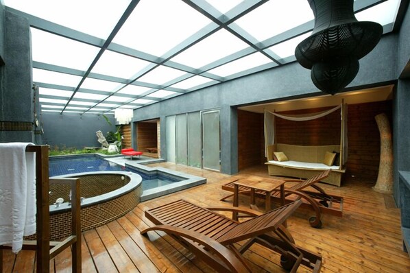 Separate tub and shower, jetted tub, hydromassage showerhead