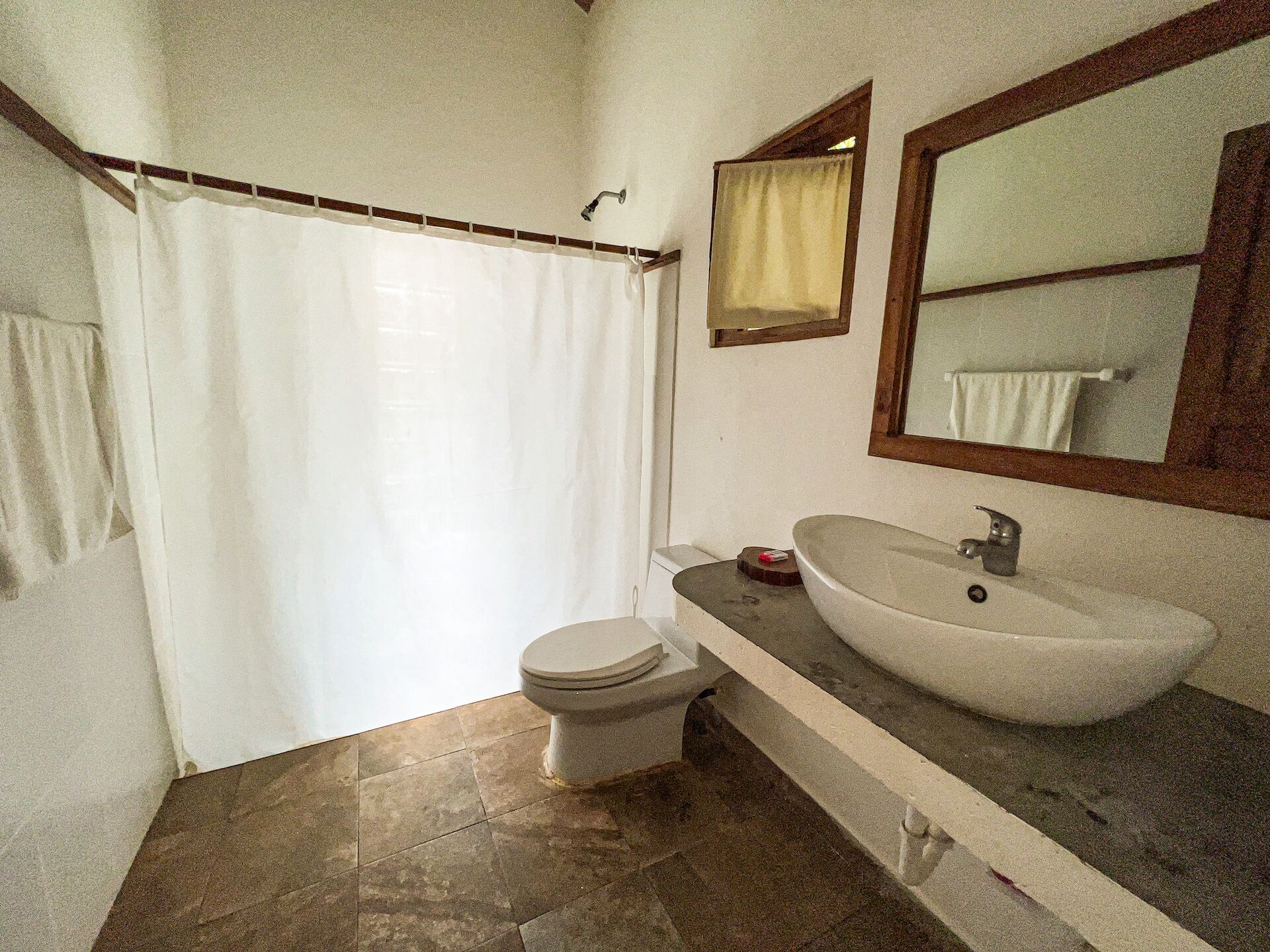 standard twin room | bathroom | shower, free toiletries, hair dryer, towels