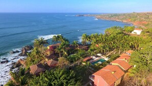 A coastal resort with villas, a swimming pool, and a view of the ocean. - Hotel Punta Franca (Punta Mala)