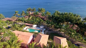 A resort with a swimming pool, palm trees, and ocean views. - Hotel Punta Franca (Punta Mala)