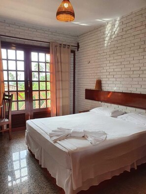 Habitació familiar | Minibar, escriptori, cortines opaques i planxa i posts de planxar 