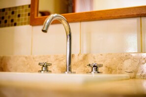 Habitació | Bany | Dutxa, articles de tocador gratuïts i tovalloles 