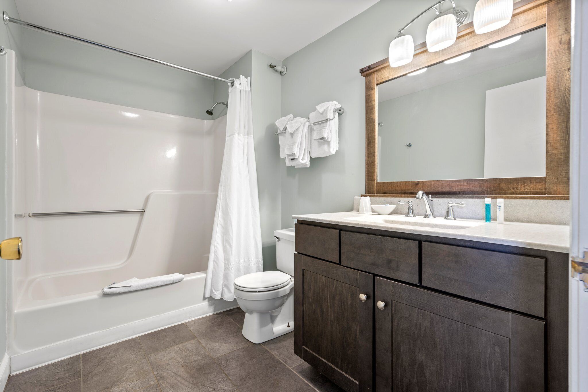 deluxe king room 1 bed | bathroom | combined shower/bathtub, free toiletries, hair dryer, towels