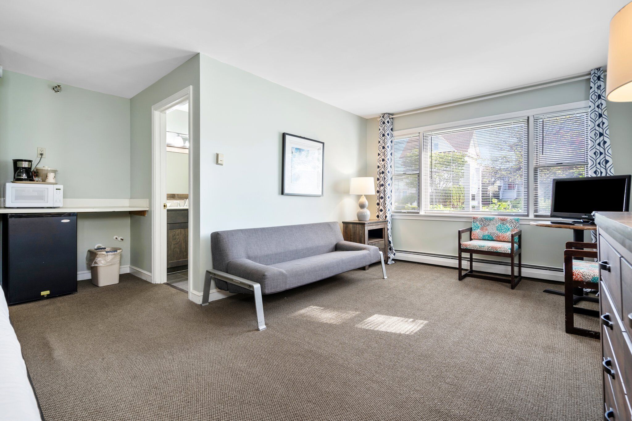 deluxe king with second bedroom | living area | 32-inch flat-screen tv with cable channels, tv