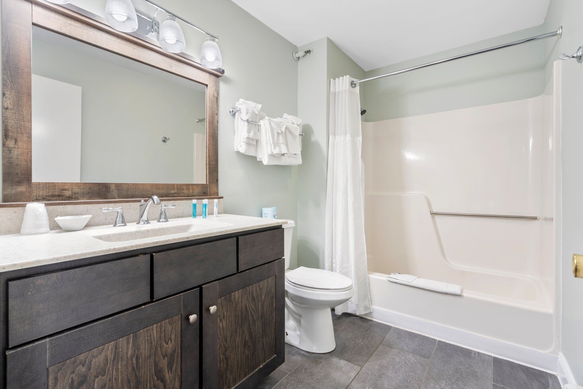 deluxe king with second bedroom | bathroom | combined shower/bathtub, free toiletries, hair dryer, towels