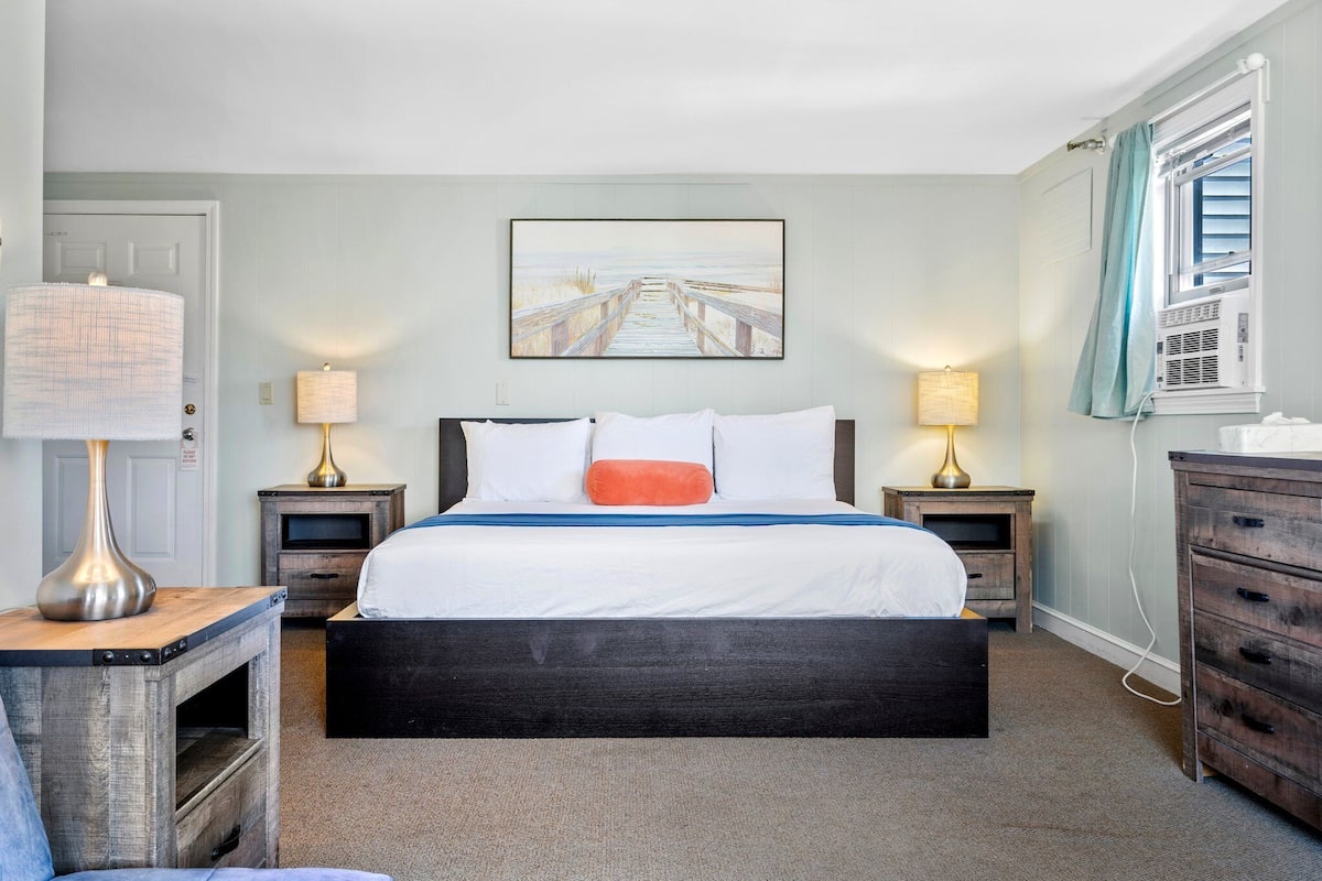 Deluxe King Room 1 Bed | Premium bedding, individually decorated, individually furnished