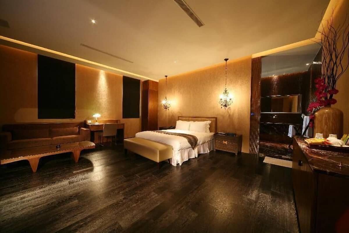 Business Double Room, Jetted Tub | Premium bedding, minibar, desk, soundproofing