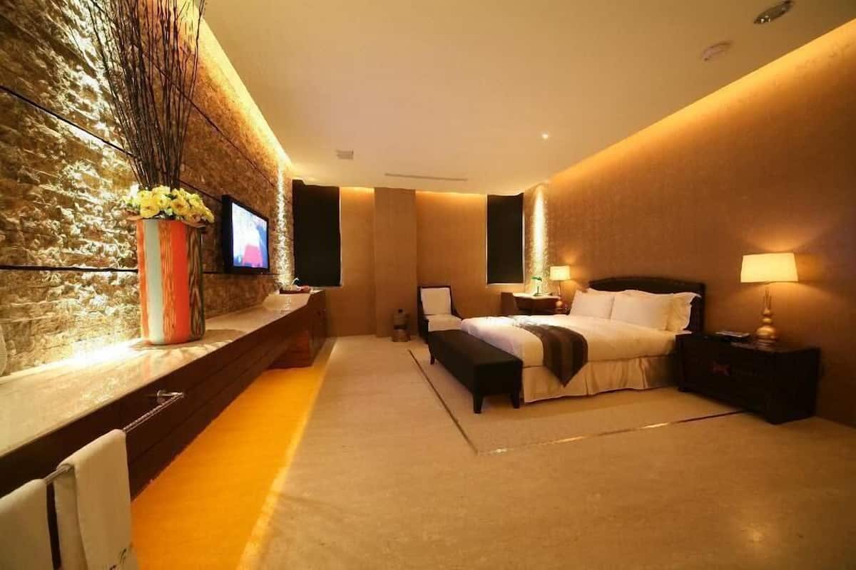 Business Double Room | Premium bedding, minibar, desk, soundproofing