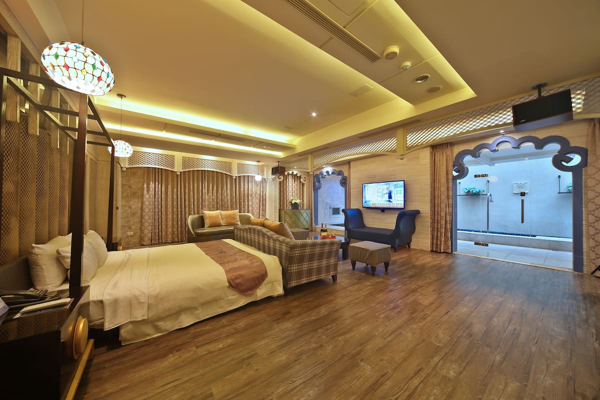 Luxury Suite, Private Pool | Premium bedding, minibar, desk, soundproofing