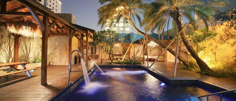 Alberca techada y alberca al aire libre