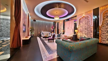 Suite Mewah, jet tub | Seprai premium, minibar, meja kerja, dan kedap suara