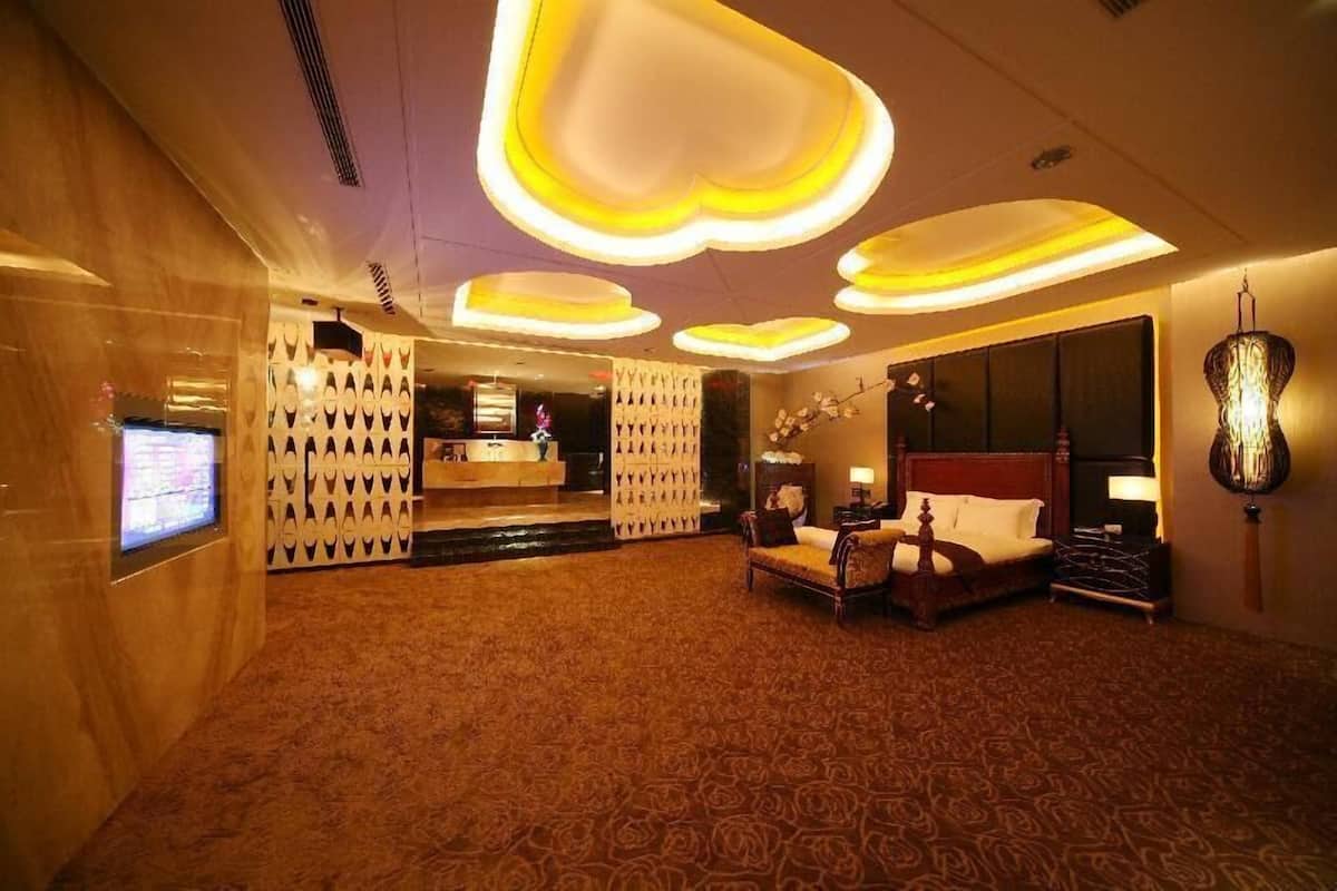 Deluxe Double Room, Jetted Tub | Premium bedding, minibar, desk, soundproofing