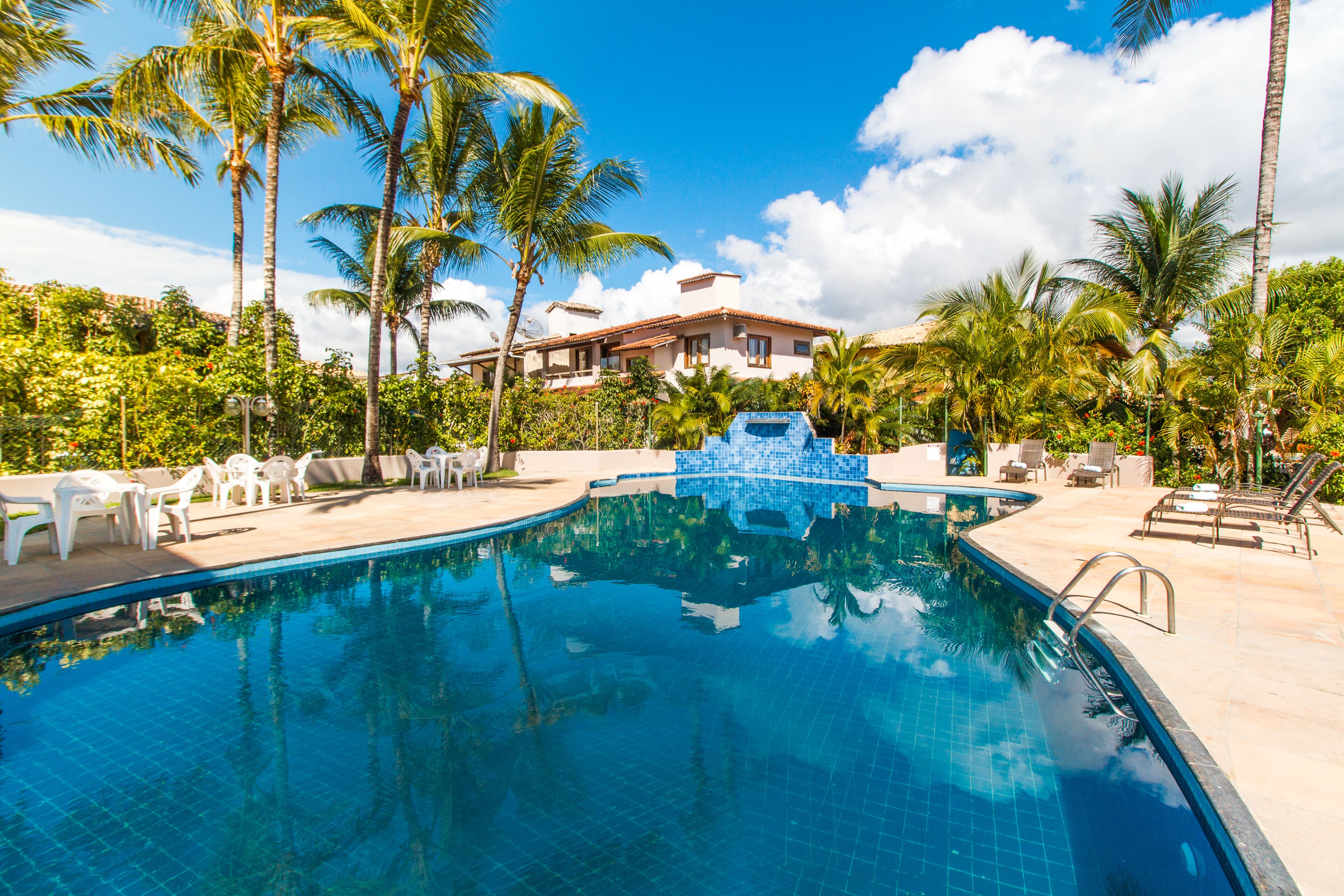 室外游泳池，日光浴躺椅