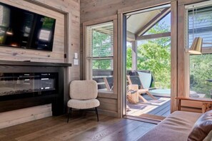Cabaña Premium, vistas al río | Zona de estar | Televisión de pantalla plana de 50 pulgadas con canales digitales