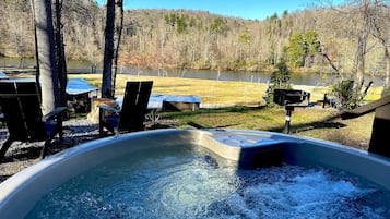 River View Cabin with Hot Tub | Bathtub spa pribadi