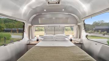 客房, 热水浴缸, 河景 (Airstream) | 高档床上用品、特色装修、特色家居、隔音