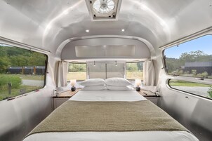 Habitación, bañera de hidromasaje, vistas al río (Airstream) | Ropa de cama de alta calidad y decoración individual