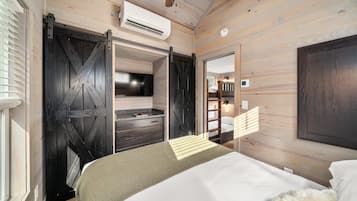 Cabin, Hot Tub, River View (Bunk) | Premium bedding, individually decorated, individually furnished