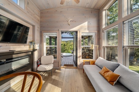 Cabin, Hot Tub, River View. Asheville River Cabins