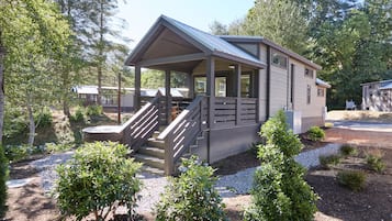 River View Cabin with Hot Tub | Details aan de buitenkant
