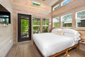 River View Accessible Cabin w/ Hot Tub | Ropa de cama de alta calidad y decoración individual