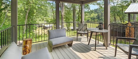 River View Accessible Cabin w/ Hot Tub | Terraza o patio