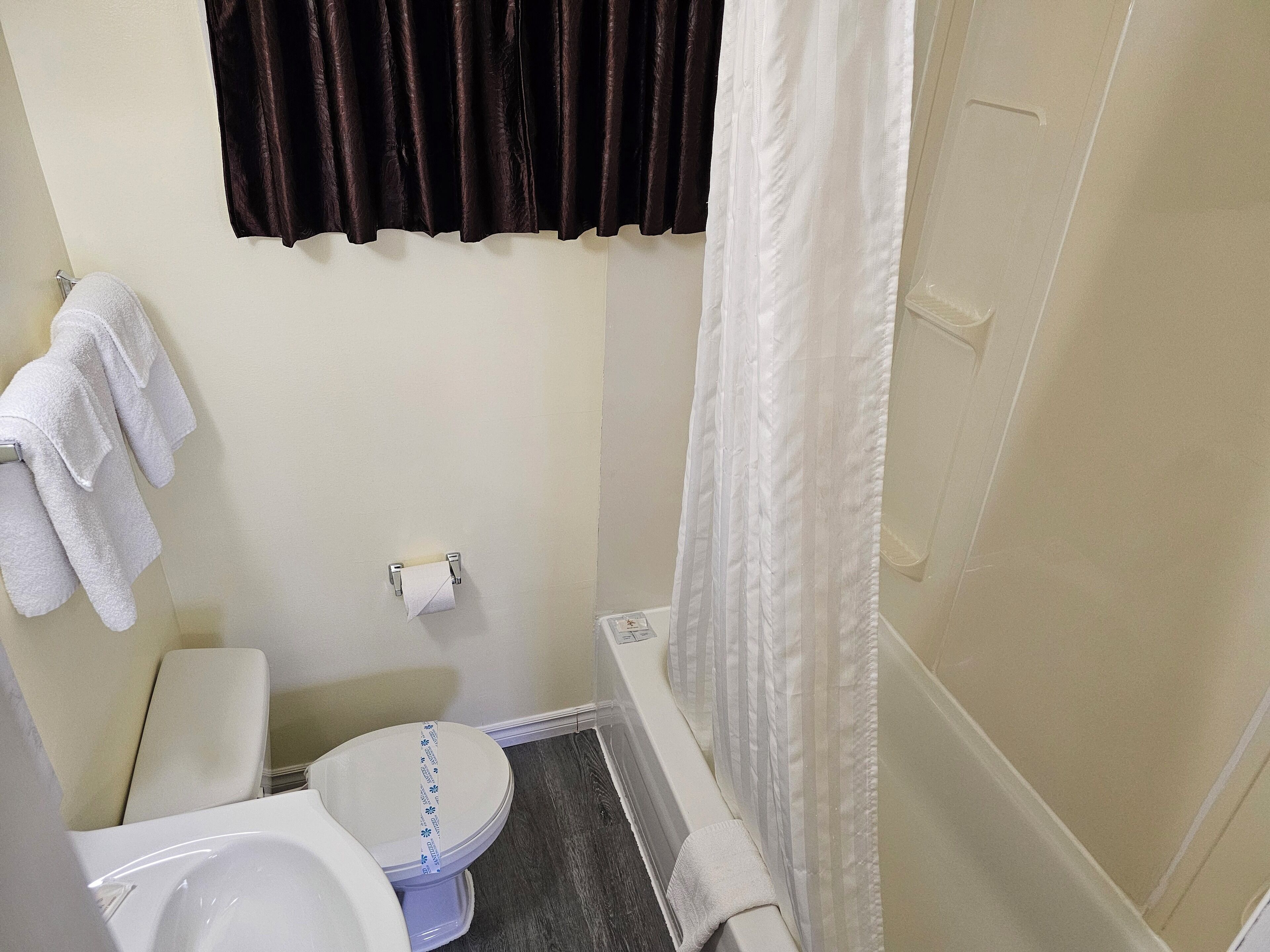 标准房, 1 张大床, 无烟房 | 浴室 | 独立的浴缸和淋浴、深泡浴缸、大花洒淋浴喷头、毛巾